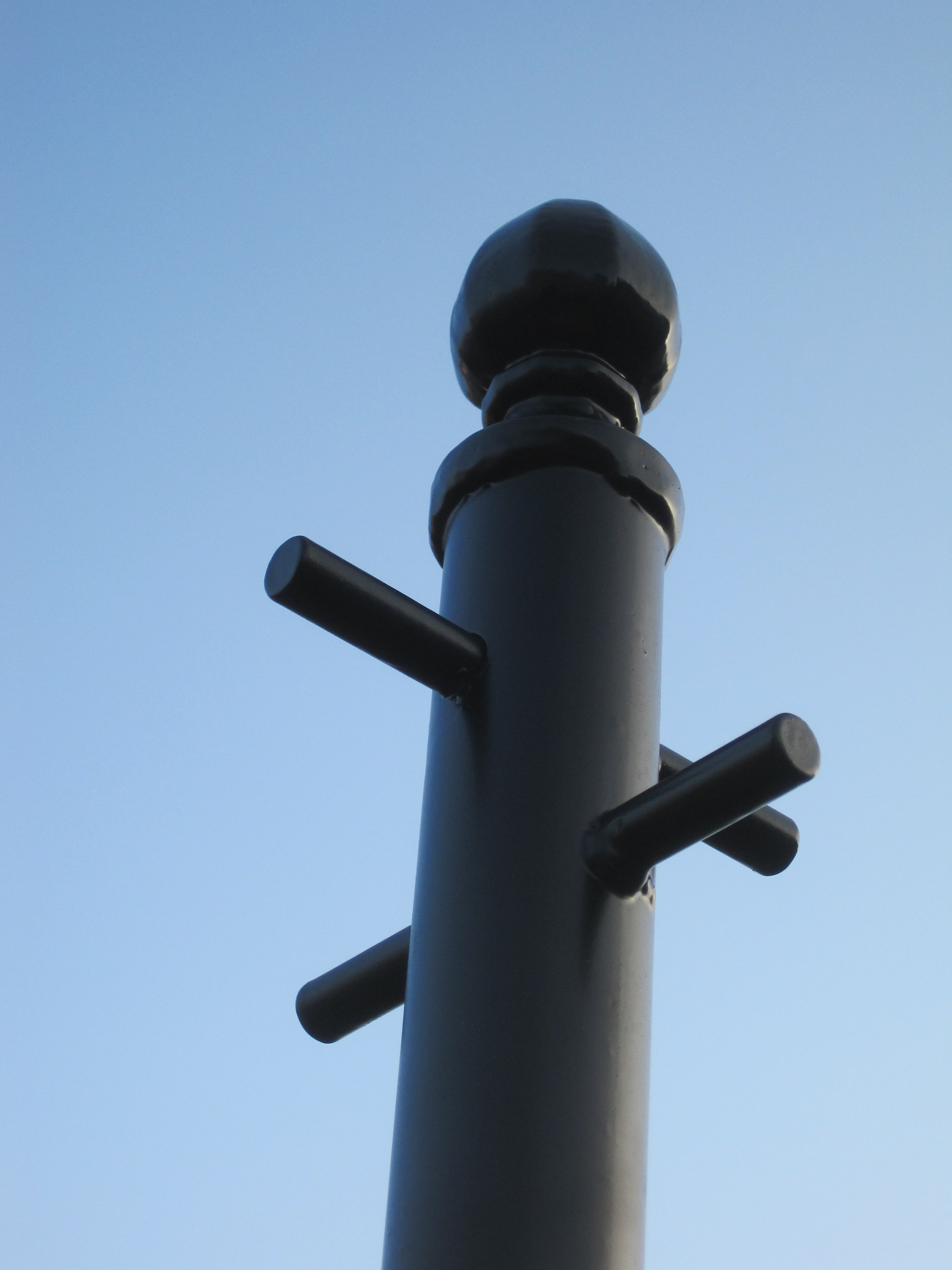 Washing line pole installed in a UK garden – The Unbeatable Benefits of UK-Manufactured Washing Line Poles