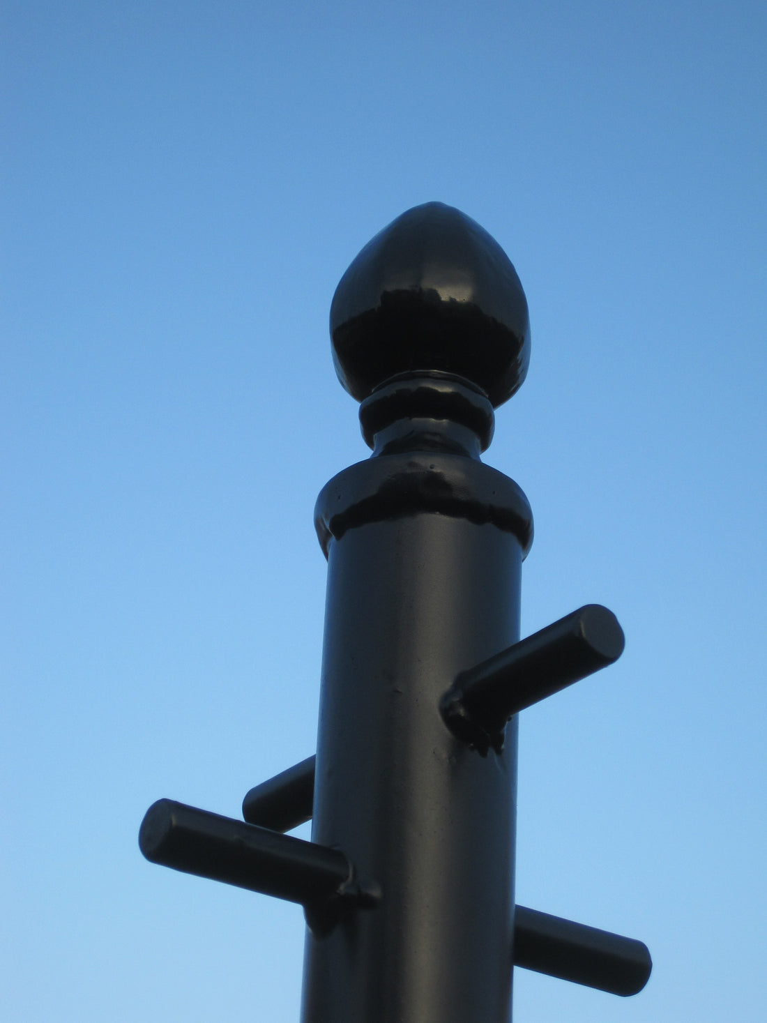Washing line pole installed in a UK garden – UK-Made Clothesline Poles