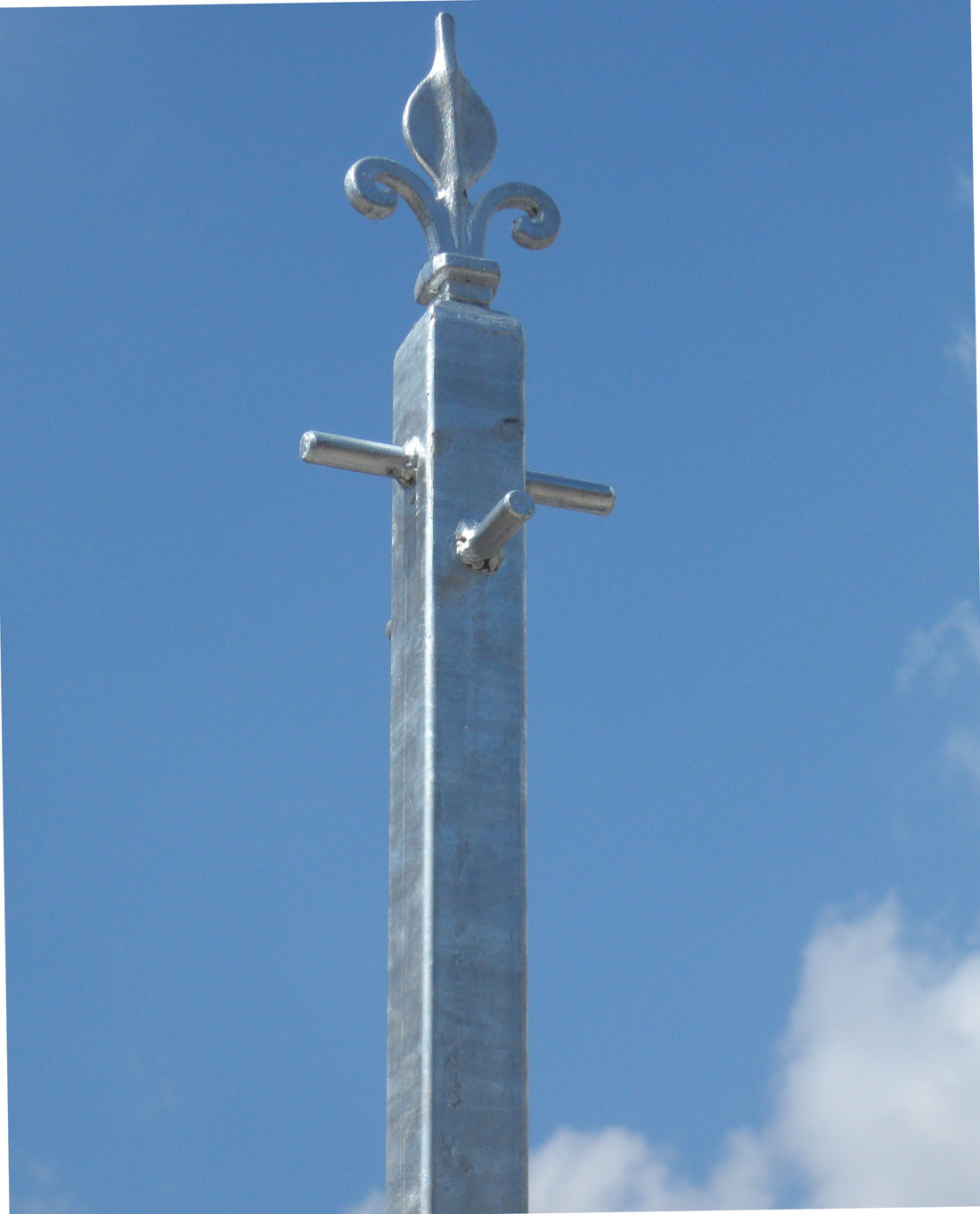 Fleur-de-Lys decorative metal washing line post