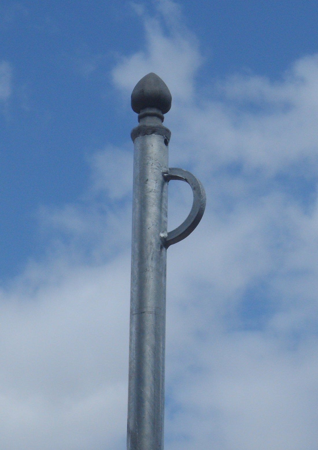 Heavy-duty washing line pole with line loop set in a lawn