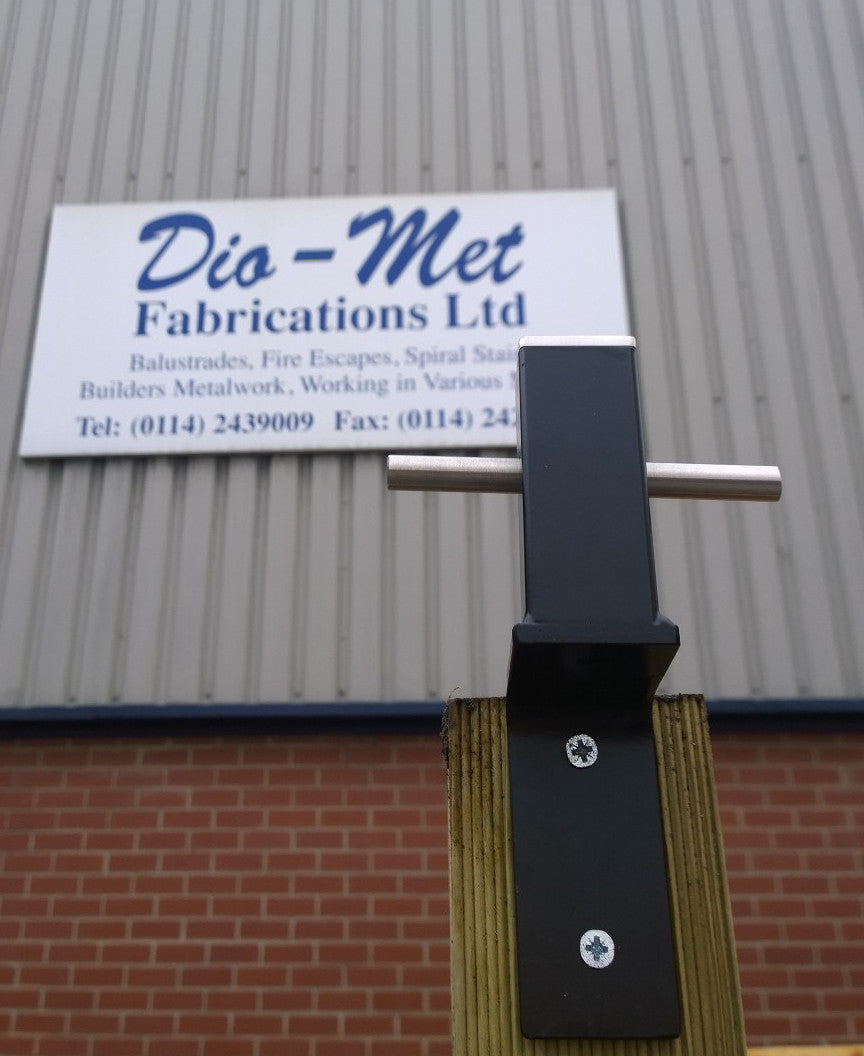 Modern washing line pole bracket detail – Easter Delivery Update