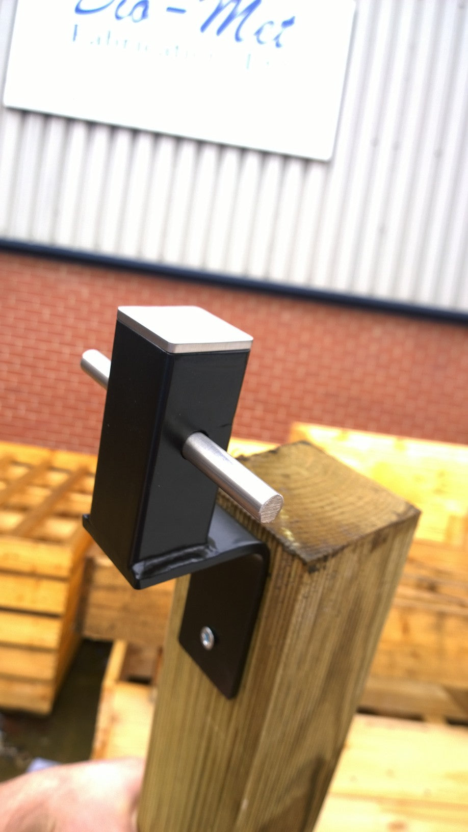 Modern washing line pole bracket fitted to a wall – Washing Line Poles: Everything You Need to Know Before You Buy