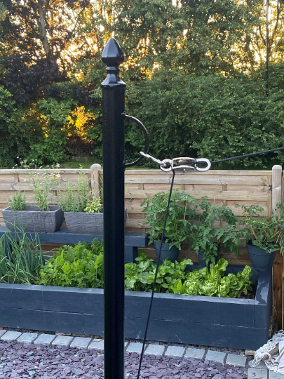 Close-up of loop and cleat washing line tensioner